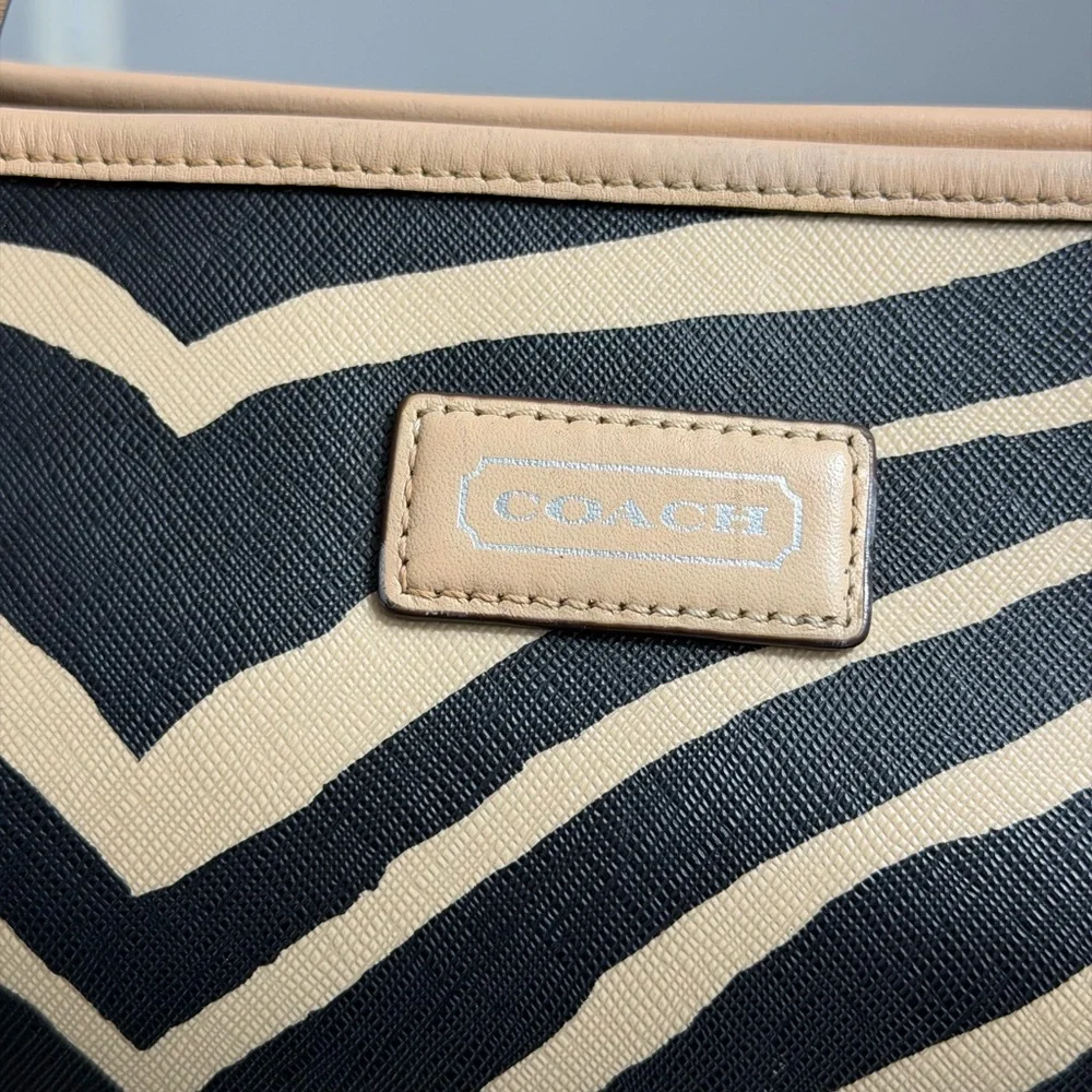 🤗 SOLD 🤗 Coach Zebra Stripe Tote in Black and Cream - Picture 3 of 10